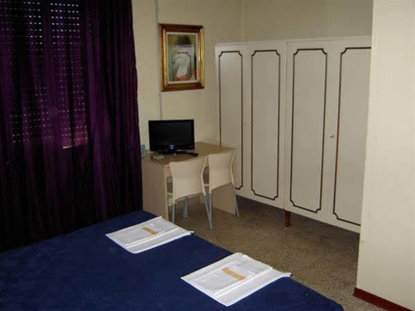 Hotel Violetta ปาร์มา ภายนอก รูปภาพ